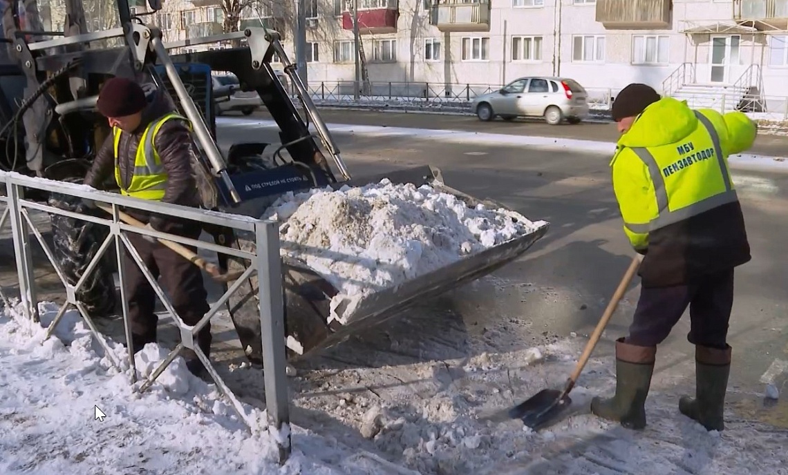 В Пензе коммунальщики приводят улицы в порядок после снегопада